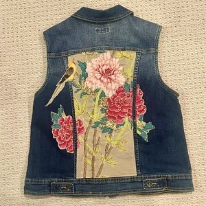 New to you one of a kind upcycled women’s denim vest. Size large.